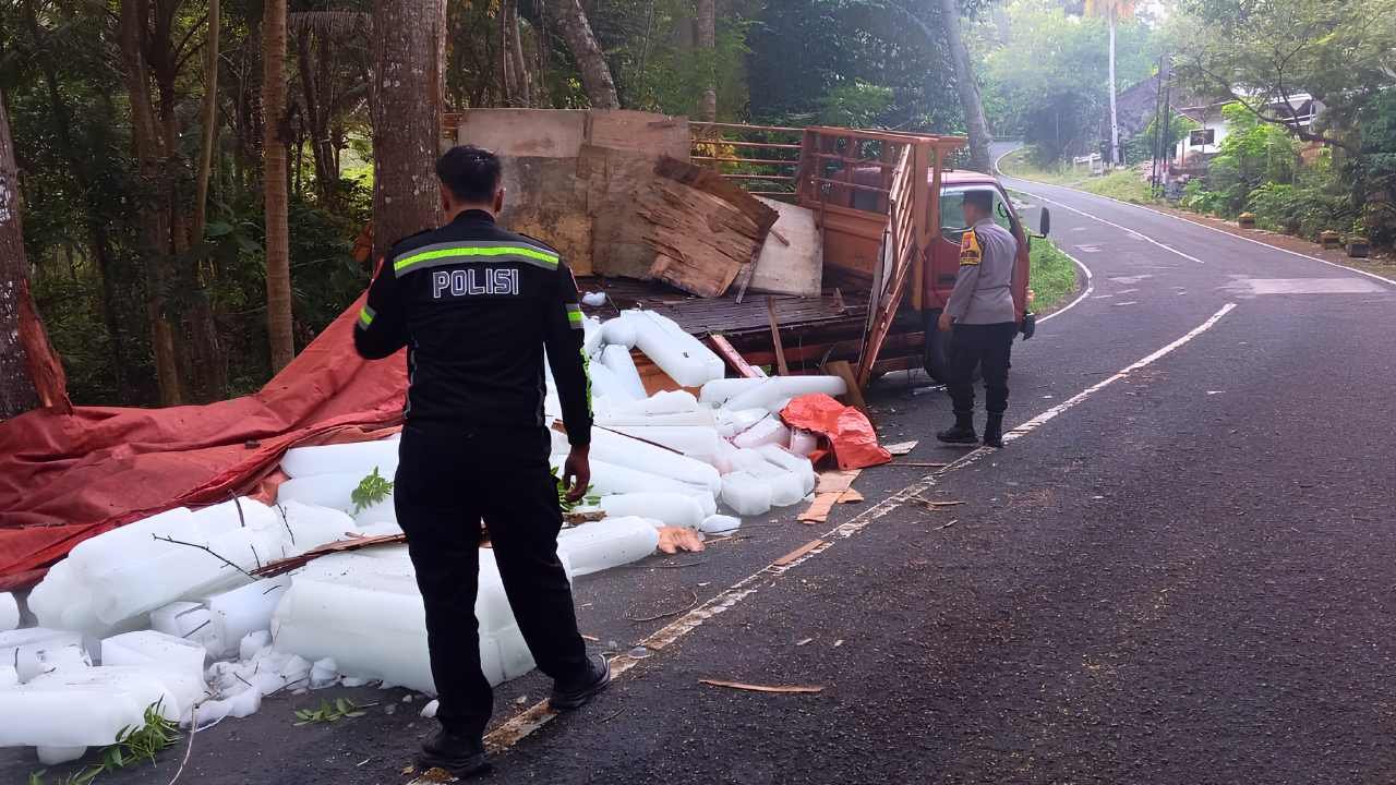 Es Balok Berhamburan di Jalan Watuagung, Gara-gara Mesin Truk Mati
